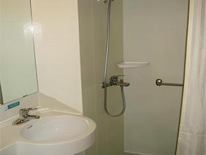 ein Badezimmer mit Dusche und Waschbecken in der Unterkunft Jinjiang Inn Wuhu High-Speed Railway Station West Square in Wuhu + 193 Fotos