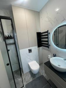 Koupelna v ubytování ЖК Dostar Sky Apartment 13 + 9 fotografií