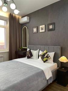 Postel nebo postele na pokoji v ubytování ЖК Dostar Sky Apartment 13