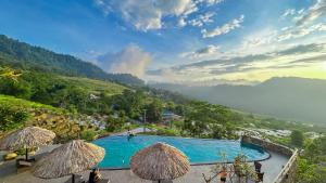 Cảnh núi rừng hoặc tầm nhìn ra núi từ khách sạn