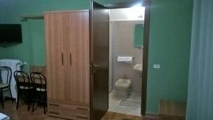 ミラノにあるホテル デル ソルのシャワーとトイレ付きのバスルーム