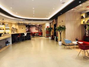 eine Lobby mit Stühlen und einer Bar in einem Gebäude in der Unterkunft ibis Chengdu East Railway Station Hotel in Chengdu