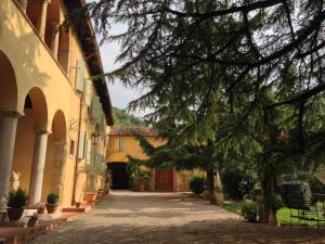 an alley between two buildings with a tree at Villa Sogara in San Martino Buon Albergo