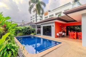 uma villa com piscina e uma casa em V265 2BR Pool Villa Near Fitness Gyms Muay Thai em Ban Saiyuan (1)
