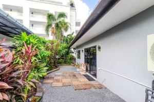 uma passagem que leva à porta da frente de uma casa em V265 2BR Pool Villa Near Fitness Gyms Muay Thai em Ban Saiyuan (1)