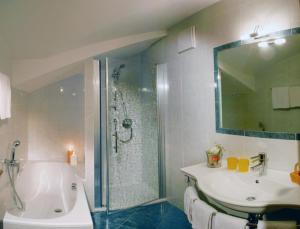 A bathroom at Dolomitenhotel Weisslahnbad