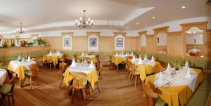 A restaurant or other place to eat at Dolomitenhotel Weisslahnbad