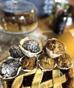 Eine Gruppe Muffins in Papierförmchen auf einem Tisch in der Unterkunft Porta Fortuna rooms in Eboli