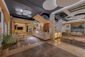 een lobby van een hotel met een wachtruimte bij Hays AIR By Ahuja Residences - Golf Course Ext Road & Sector 51 in Gurgaon