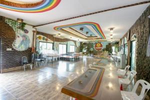 ein großer Raum mit einem Regenbogen an der Wand in der Unterkunft OYO 1140 Piyapruk Resort at Khaoyai in Ban Khanong Phra Klang (1)