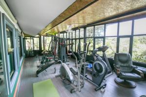 einen Fitnessraum mit mehreren Laufbändern und Trainingsgeräten darin in der Unterkunft OYO 1140 Piyapruk Resort at Khaoyai in Ban Khanong Phra Klang (1)