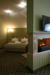 Habitación de hotel con cama y chimenea en Multi Rest House, en Tsaghkadzor 58 fotos más