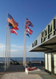 Due bandiere americane volano davanti a una stazione di servizio di Maisoun Pequeux ad Arromanches-les-Bains