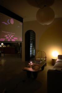 un salon avec une télévision, un canapé et une table dans l'établissement The 37Villa Phan Thiet by 89living, à Phan Thiết 14 autres photos