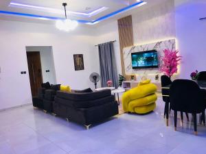 TV a/nebo společenská místnost v ubytování Luxury Private 1 Bedroom in a Shared Duplex