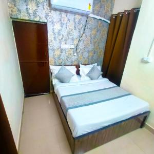 Postel nebo postele na pokoji v ubytování Luxury 2BHK near Ram Nagar Metro - Royal Oasis