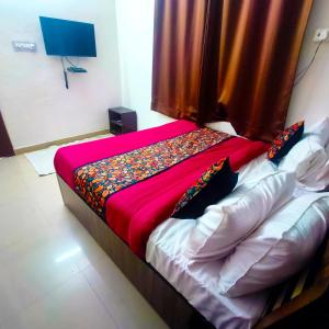 Postel nebo postele na pokoji v ubytování Luxury 2BHK near Ram Nagar Metro - Royal Oasis