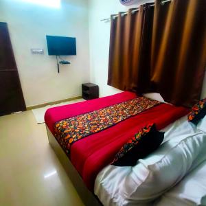 Postel nebo postele na pokoji v ubytování Luxury 2BHK near Ram Nagar Metro - Royal Oasis