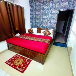 Postel nebo postele na pokoji v ubytování Luxury 2BHK near Ram Nagar Metro - Royal Oasis