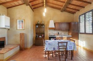 Kuchyň nebo kuchyňský kout v ubytování Borghetto Flat con piscina