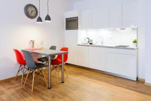 een keuken en eetkamer met een tafel en stoelen bij Apartament Mare Deluxe Polanki in Kołobrzeg