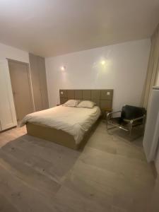 Postel nebo postele na pokoji v ubytování Two-room apartment in Grasse