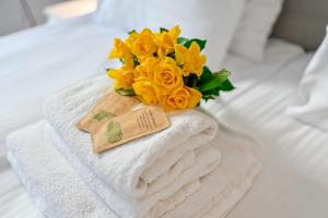 Postel nebo postele na pokoji v ubytování Apartament pistacjowy z parkingiem