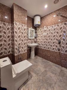 ein Badezimmer mit Toilette und Waschbecken in der Unterkunft Aangan Royal Stay- Your Mountain Home in Dharamshala in Dharamsala + 47 Fotos