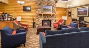 - un salon avec des canapés et une cheminée en pierre dans l'établissement Sleep Inn Bessemer Helena, à Bessemer