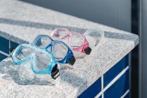 Vier durchsichtige Gläser stehen auf einer Theke. in der Unterkunft Daegu February Hotel Lions Park in Daegu