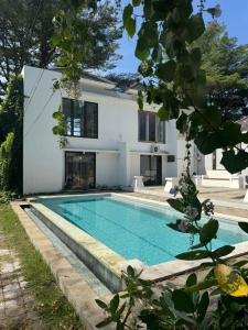 une piscine devant une maison dans l'établissement Villa Omah H 25, à Ungasan