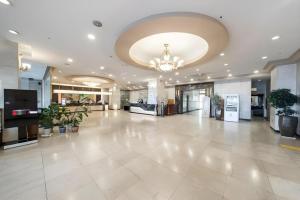 a lobby with a large room with a chandelier at Hotel Homers in Busan