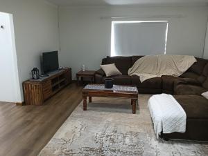 un salon avec un canapé et une table basse dans l'établissement Storms River Peak Accommodation, à Stormsrivier