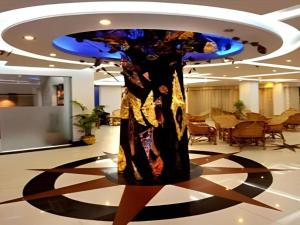 une robe est exposée dans un hall dans l'établissement Hotel Tower Inn, Chittagong, à Chittagong Port 179 autres photos