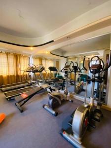 une salle de sport avec plusieurs machines de course dans une pièce dans l'établissement Hotel Tower Inn, Chittagong, à Chittagong Port