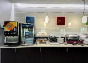 - une cuisine avec un comptoir avec de la nourriture dans l'établissement Comfort Inn & Suites Tulsa I-44 West - Rt 66, à Sand Springs 67 autres photos