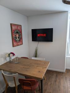 Μια τηλεόραση ή/και κέντρο ψυχαγωγίας στο Charmant appartement en plein centre ville