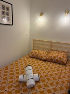 a bed with two pillows on top of it at Appartement Chic 4 personnes - Plein Centre Historique in Angers