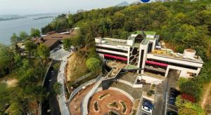 une vue aérienne sur un bâtiment au sommet d'une colline dans l'établissement KT&G Sangsangmadang Chuncheon Stay (Korea Quality), à Chuncheon