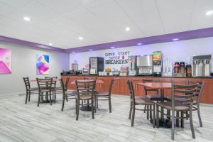 Ресторант или друго място за хранене в Super 8 by Wyndham Bloomington/Airport