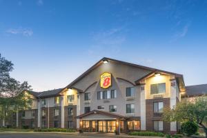 Gallery image of Super 8 by Wyndham Bloomington/Airport in Bloomington