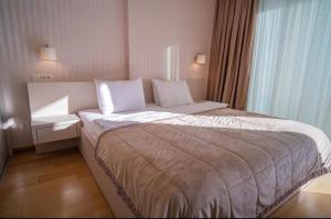 un dormitorio con una cama grande en una habitación en Budva Wow Apartments, en Budva 13 fotos más