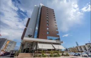 un edificio alto con escaleras delante en Budva Wow Apartments, en Budva