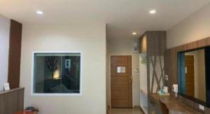 ein Wohnzimmer mit weißen Wänden und einem Spiegel in der Unterkunft Hotel Le Lerts Living in Khon Kaen + 201 Fotos