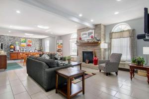 un salon avec un canapé et une cheminée dans l'établissement Quality Inn Kearney - Liberty, à Kearney