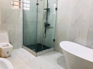 Phòng tắm tại Luxury Private Master 1 bedroom In a shared 4 bedroom duplex