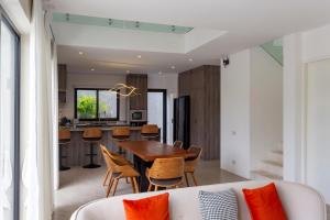 Η κουζίνα ή μικρή κουζίνα στο V266 Family Pool Villa Prime Spot Near the Pier