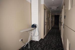 un pasillo de una oficina con un teléfono en una mesa en NapzBox, en Petaling Jaya