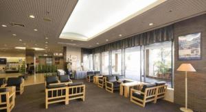 einen Wartebereich eines Krankenhauses mit Stühlen und Fenstern in der Unterkunft Ark Hotel Hiroshimaeki Minami in Hiroshima