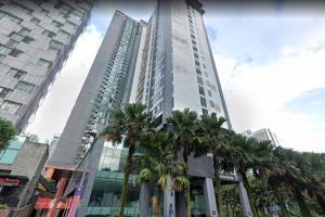 八打灵再也NapzBox的一栋高楼，前面种着棕榈树。